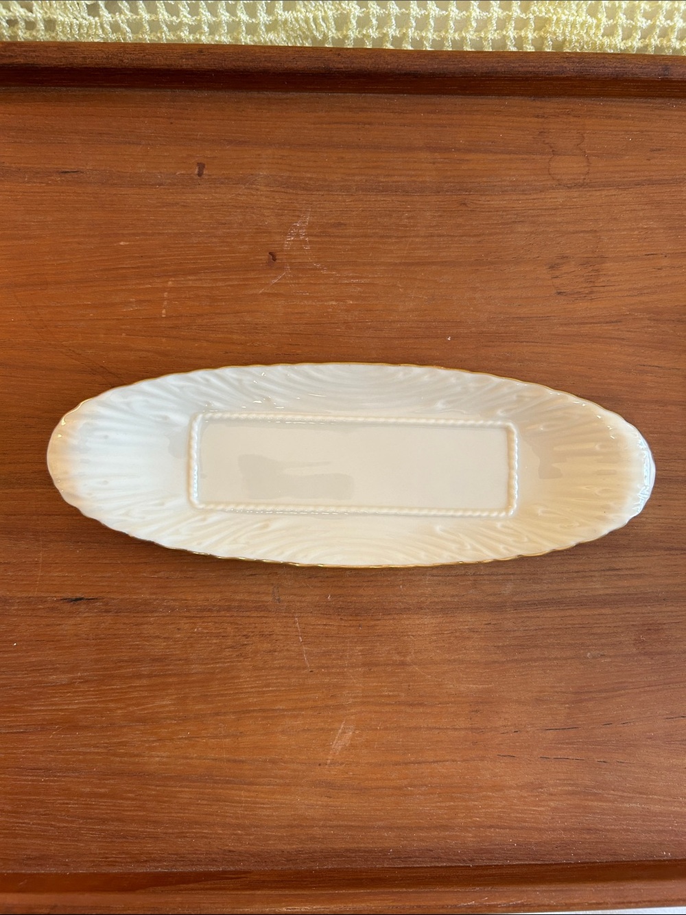 LENOX SPECIAL BUTTER TRAY DISH
9" LONG 24 KT GOLD TRIM MADE IN USA